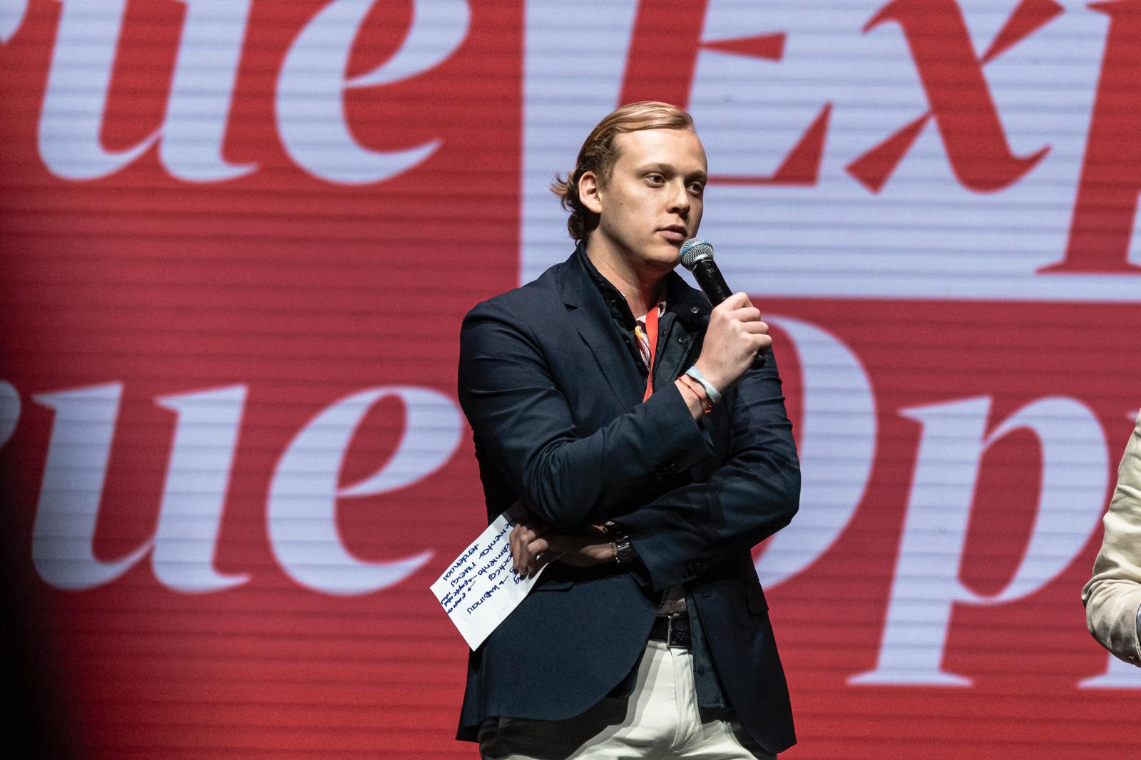 Álvaro Cervera Peiró interviniendo en una charla sobre comunicación